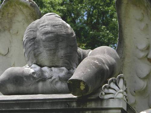 Scottsville Texas - Scottsville Cemetery Weeping Angel broken arm close up