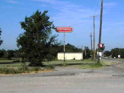 Emhouse TX - Closed Conoco Station