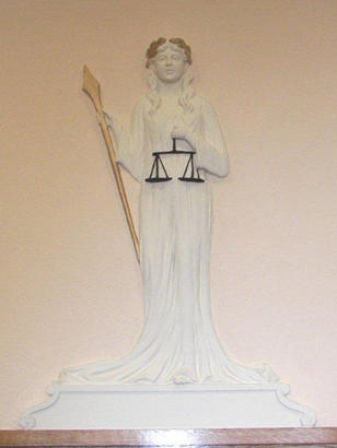 Hamilton Texas - Hamilton County courthouse courtroom statue