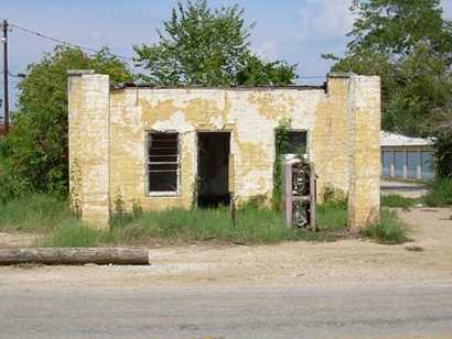 Pilot Point Texas closed old gas station and pump