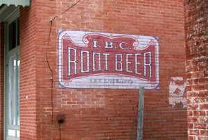 Root Beer ghost sign, Martindale Texas