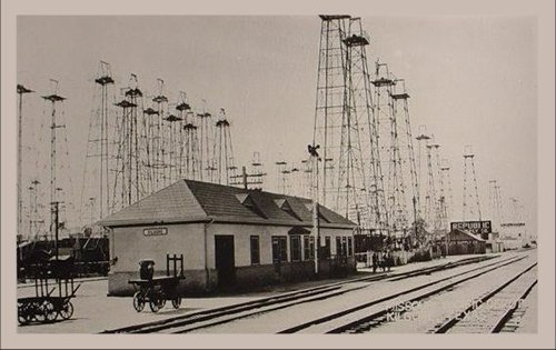 Kilgore, Texas depot and Oil derricks  