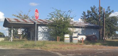 TX - Abandoned Diamond Shamrock gas station.