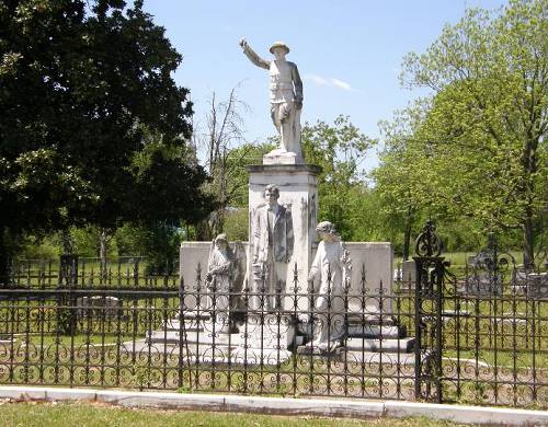 Texarkana Tx - Monuments & statues on grave Of Otis Henry