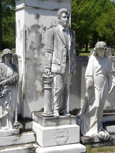 Texarkana Tx - Statues on Grave Of Otis Henry
