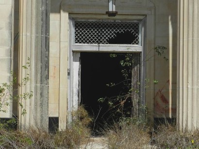 Benavides Tx - Closed Bank entrance 