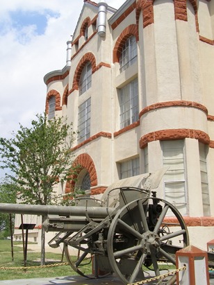 Karnes County courthouse  with cannon, Karnes City, Texas