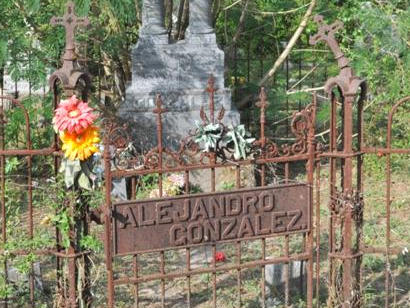 Palito Blanco Texas Cemetery  - Gonzalez grave  iron gate