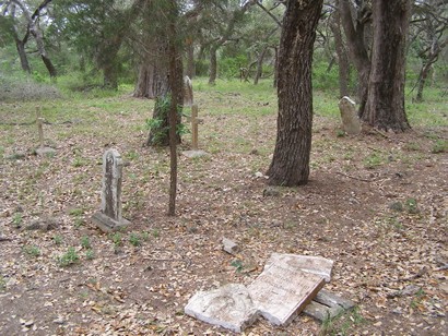 Schroeder TX -  Mistletoe Cemetery  graves