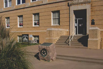 Baird TX - Callahan County Courthouse & Centennial Marker