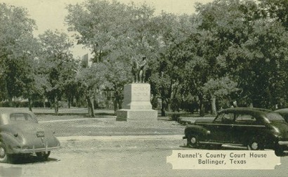Ballinger Texas - Runnels county Courthouse and Charles Noyes' statue