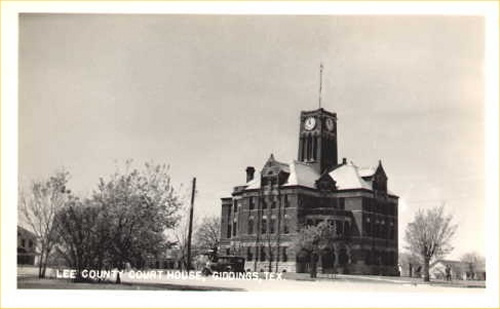 Giddings, TX - Lee County courthouse  and courthouse grounds