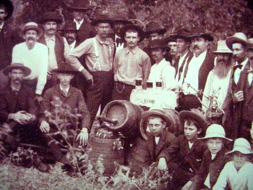 La Grange TX Men & Beer Barrels