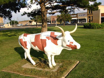 Painted steer on Hale County courthouse lawn