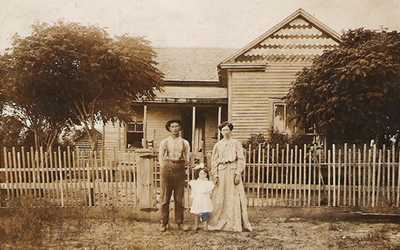 Clarkson, Texas 1907 family , home and picket fence