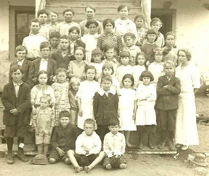 Karnes County TX Courthouse / Helena School class photo 1900s