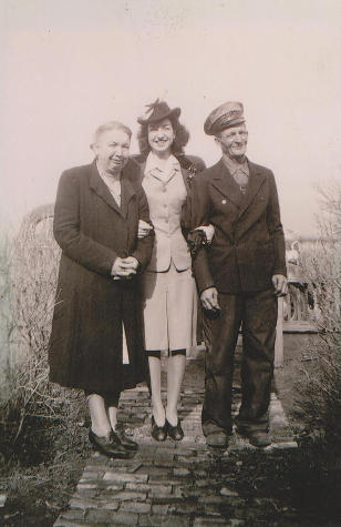 Goodnight TX - Annie and Clarence Peden and Ruth in 1940s