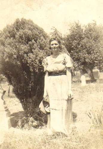Childress Texas 1914 woman in cemetery