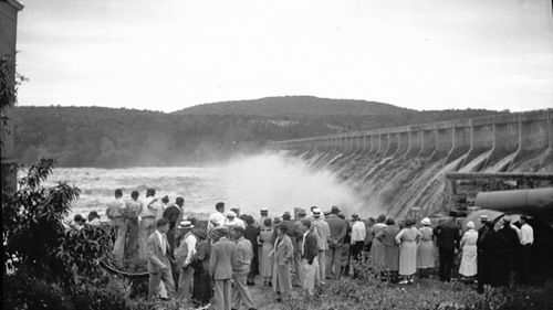 Bystanders watching Austin Texas 1935 flood