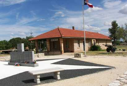 Bronte Texas depot and war memorial
