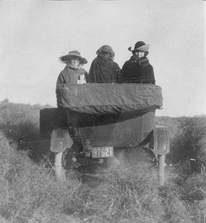 Fluvanna, Texas - Three young women in car, 1920