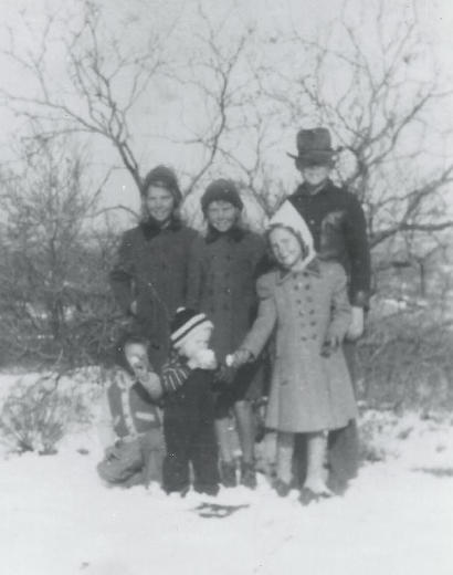 Seymour TX 1943  - Suttles Family in snow